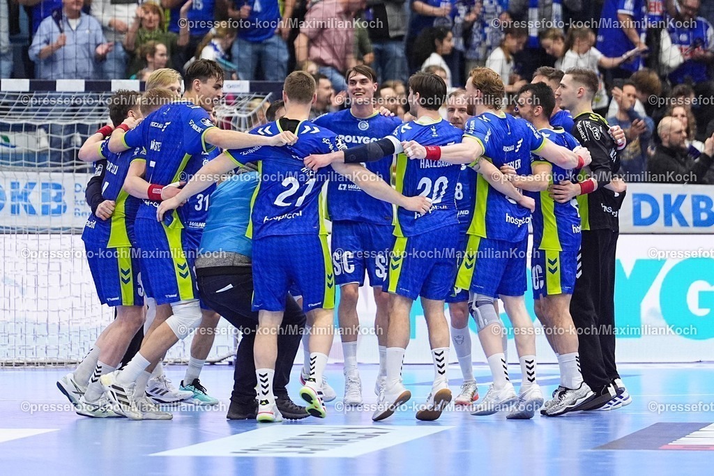 xYDRx10022601043 | 10.02.2026, xydrx, Handball, 1.HBL, VfL Gummersbach - SG Flensburg-Handewitt, Schwalbe-Arena: Die Spieler des VfL Gummersbach bejubeln den Sieg   Photo: xYannisxDreimannxPressefotoKochx