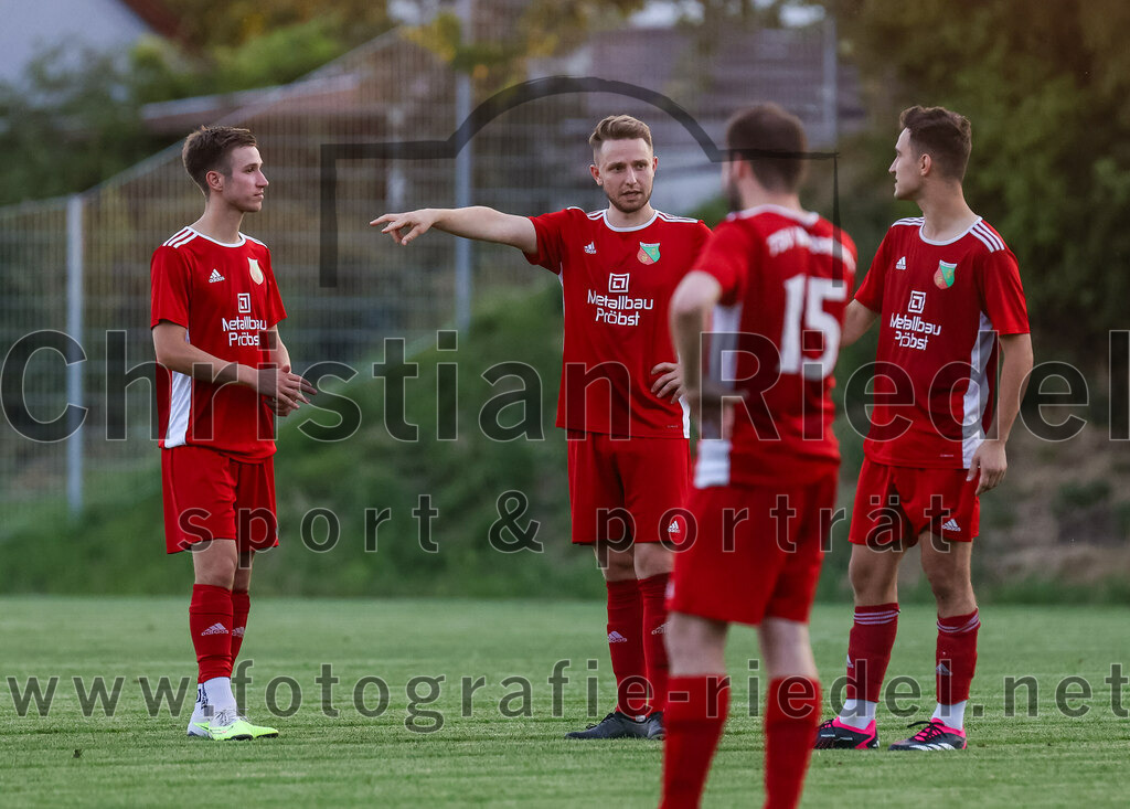 2023-07-20_006_FC_Finsing_gegen_TSV_Wartenberg | Finsing, Deutschland, 20.07.2023:
Fußball, Kreisliga 2023 / 2024, Testspiel, FC Finsing gegen TSV Wartenberg, Endergebnis: 1:0

Daniel Bauer (TSV Wartenberg, #14), Maximilian Kronseder (TSV Wartenberg, #6), Maximilian Härtl (TSV Wartenberg, #10)

Foto: Christian Riedel / fotografie-riedel.net