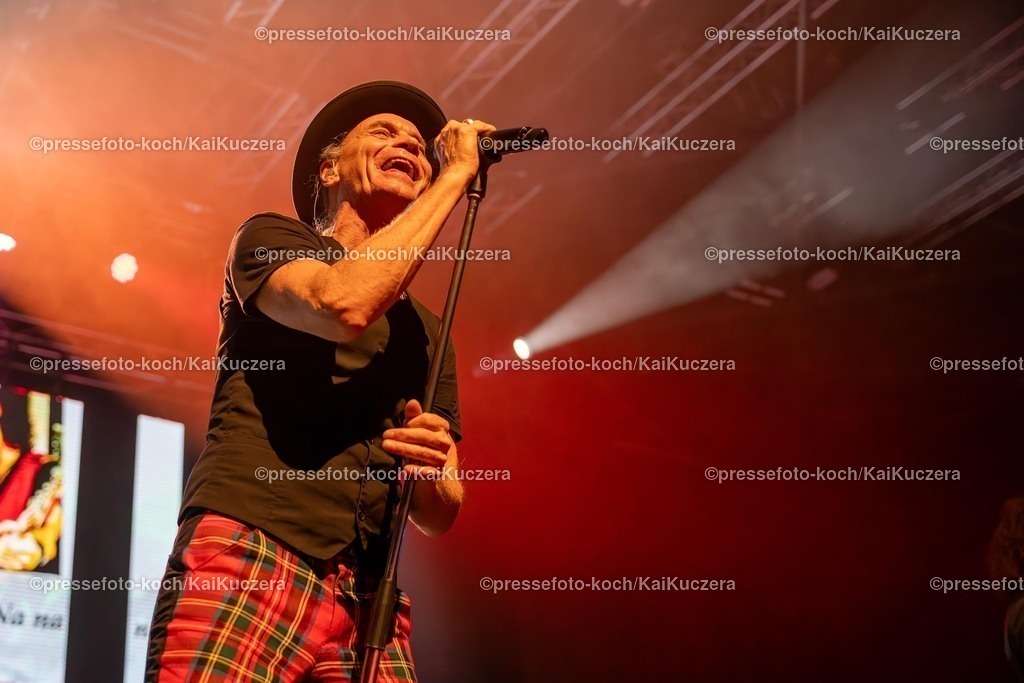 KKU25012501237 | 25.01.2025, xkkux, Düsseldorf, Karnevalsveranstaltung - Die Lachende in der Mitsubishi Electric HALLE. Die Band Brings performt bei ihrem Auftritt. Im Bild Peter Brings (Sänger und Frontman)