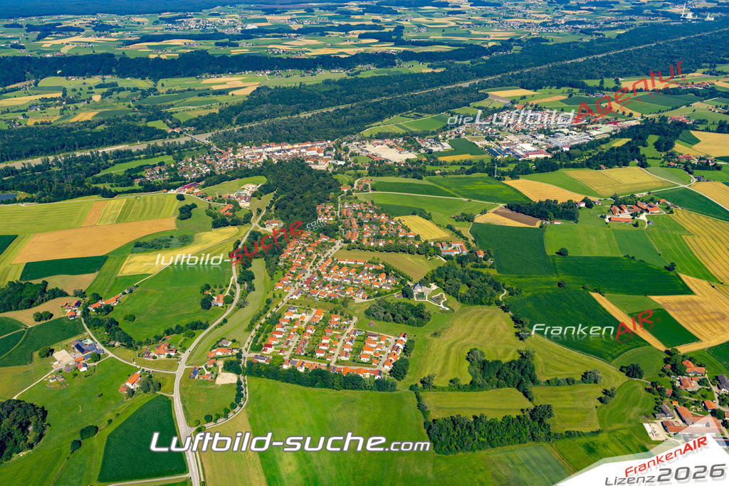 Aktuelles Luftbild von  Tittmoning - Die Luftaufnahme wurde 2022 mittels UL-Flugzeug erstellt ( keine Drohne ) - hochauflösende Kamera-Systeme von  Canon -Beste Qualität - Für grossformatige Ausdrucke geeignet. Die Geschenkidee !