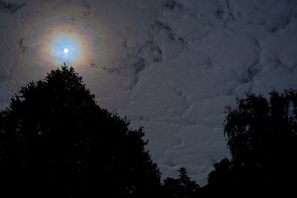 Hauch von Ewigkeit | Diese Fotografie entstand am 28.09.2015 etwa eine Minute nach Mitternacht. Um den Vollmond hatte sich durch Lichtbrechung in Eiskristallen ein Halo, ein Lichthof gebildet, der in solcher Farbenpracht sehr selten ist. — Auflösung des Originals: 6015 x 4010 px. - Realisiert mit Pictrs.com