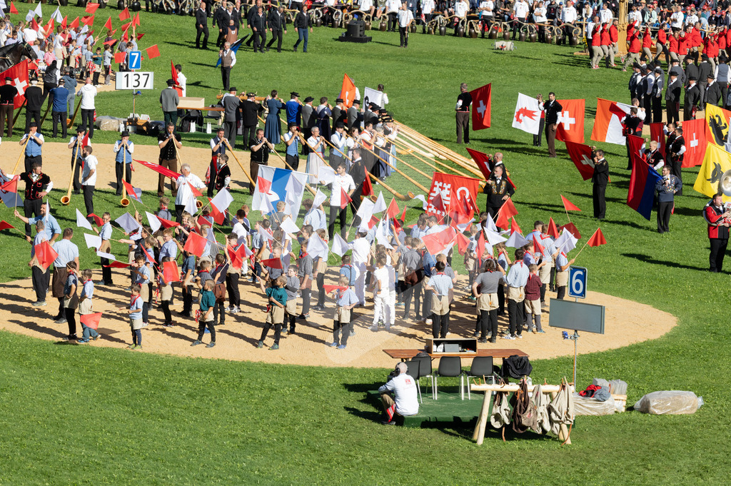 ESAF2025_06Gang_6236 | Die Schwinger des Schwyzer Kantonalen Schwingerverbandes: Fotos, die Dynamik und Leidenschaft festhalten, sowie emotionale Momente aus dem traditionellen Schwingsport zeigen. - Realisiert mit Pictrs.com