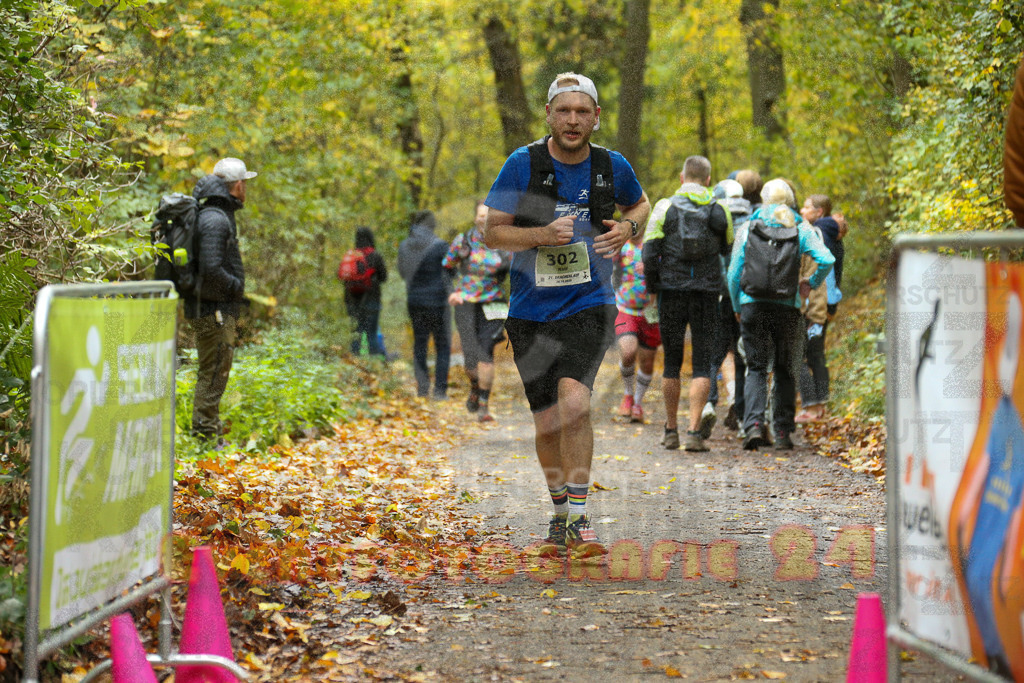 251026_1323_EX1_3308 | Sportfotografie im Rhein-Sieg Kreis, Köln, Bonn, NRW, Rheinland Pfalz, Hessen, etc. Unser Tätigkeitsfeld umfasst den Laufsport vom Volkslauf über den Marathon, Duathlon, Triathon bis zum Ultralauf wie Kölnpfad Ultra oder Schindertrail.