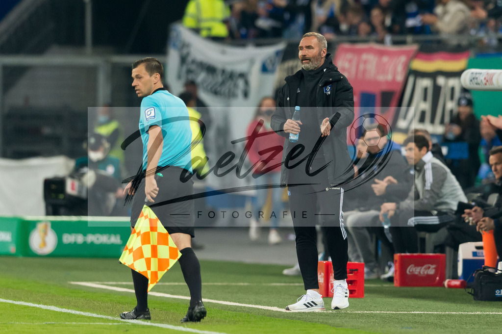 HSVSCF20220419_294 | Fussball, Herren: Trainer Tim Walter (Hamburger SV) gestikuliert, Gestik beim DFB-Pokal-Halbfinalspiel zwischen Hamburger SV und SC Freiburg im Volksparkstadion am 19.04.2022 in Hamburg, Deutschland.DFB / DFL REGULATIONS PROHIBIT ANY USE OF PHOTOGRAPHS AS IMAGE SEQUENCES AND/OR QUASI-VIDEO. - Realisiert mit Pictrs.com