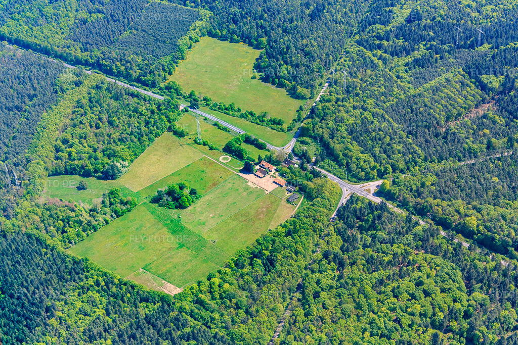 Luftbild: Ehemaliges Forsthaus Langenberg im Bienwald in Wörth am Rhein im Bundesland Rheinland-Pfalz in Deutschland. Foto: IMG_078644.jpg vom 08.05.2015 durch Werner Riehm/FLY-FOTO.de