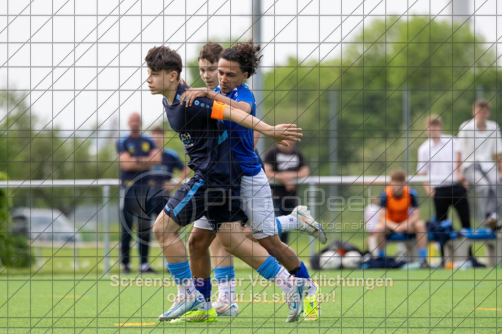 20250503_161056_0834 | #, 1.FC Eislingen (hellblau) vs. SGM TSG Zell-Hattenhofen-Holzmaden (dunkelblau), Jugend-Fussball, C-Junioren Landesstaffel Mitte, 18. Spieltag, Saison 20242025, Kunstrasenplatz, Haldenstraße 45, 73054 Eislingen, 03.05.2025 - 1500 Uhr,Foto: PhotoPeet-Sportfotografie/Peter Harich