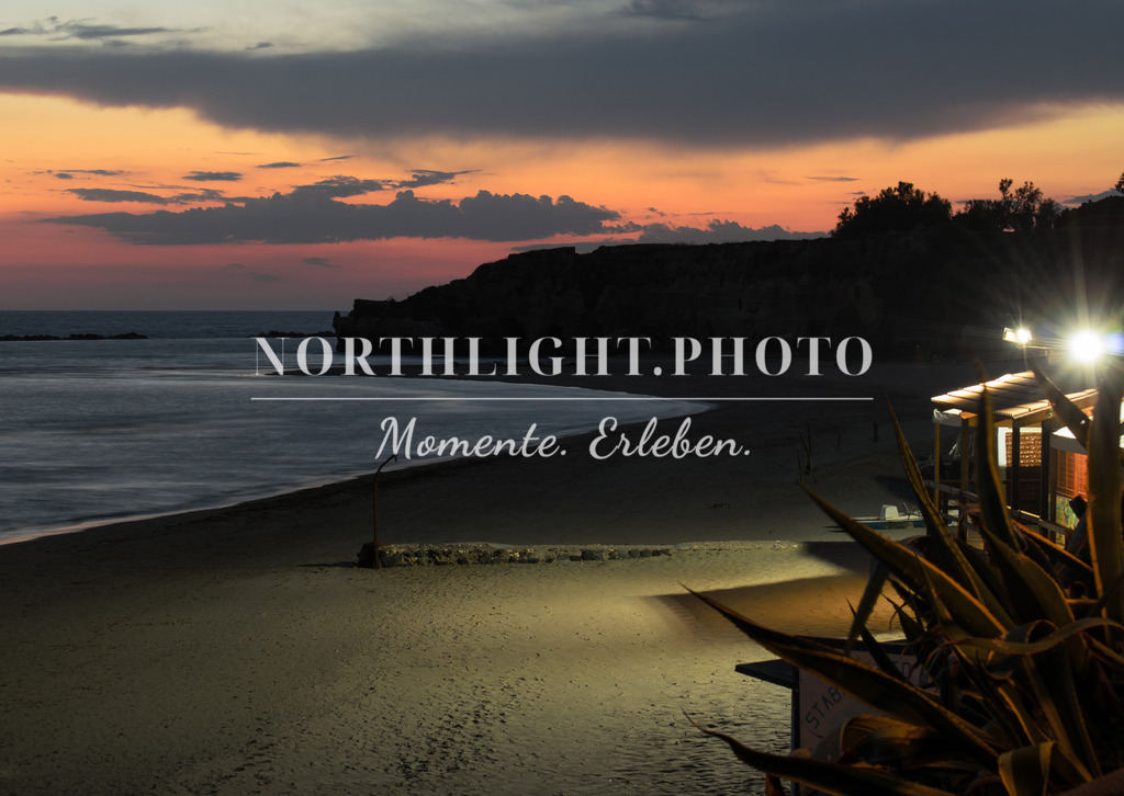 Lauer Sommerabend am italienischen Strand | Exklusive Landschaftsfotografien von der Ostsee, ganz Deutschland und dem Rest der Welt. Gedruckt auf hochwertigen Materialien. Die Welt an deiner Wand - jetzt im Northlight.Photo Shop bestellen. - Realisiert mit Pictrs.com