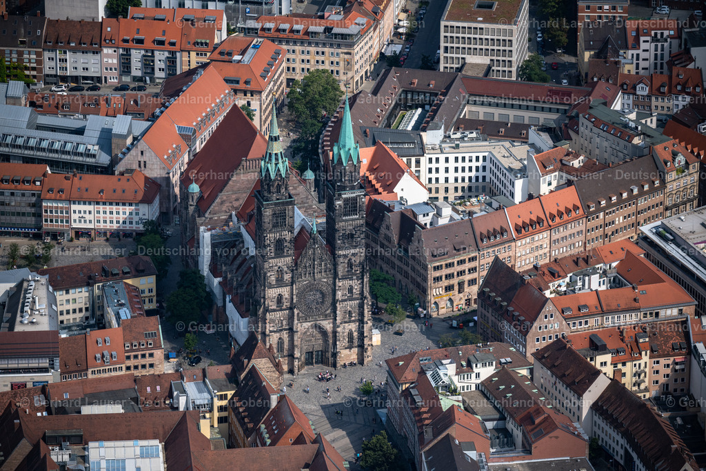 4047448 | NüRNBERG 21.08.2021 Kirchengebäude St. Lorenz - Lorenzkirche am Lorenzer Platz im Altstadt- Zentrum der Innenstadt im Ortsteil Mitte in Nürnberg im Bundesland Bayern, Deutschland. // Church building in St. Lorenz - Lorenzkirche on Lorenzer Platz Old Town- center of downtown in the district Mitte in Nuremberg in the state Bavaria, Germany. Foto: Gerhard Launer