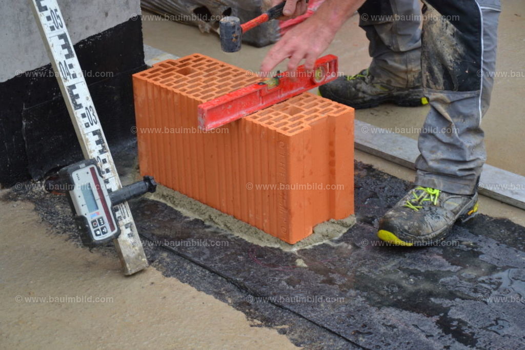 bib-lg07-mauerarbeiten-0011 | Nach LV-Leistungsgruppen sortierte Detailfotos über den Bau eines Hauses. Alle Hausbau-Bilder direkt vom Urheber und Autor der Website Haus-Selber-Bauen.com