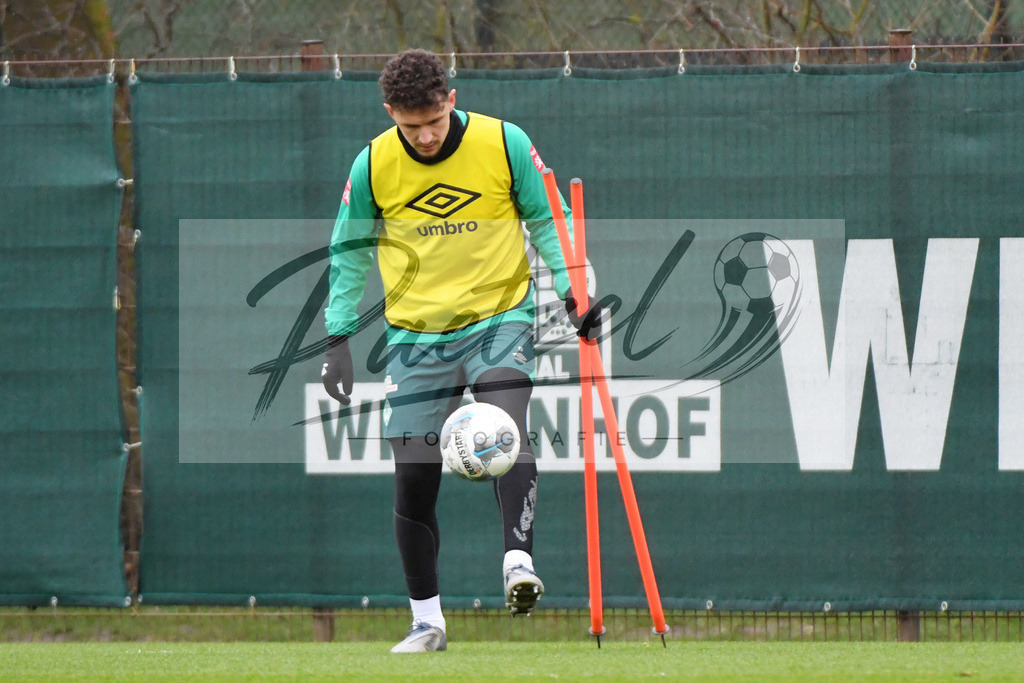20200227_TRASVW_0071 | Fussball, Herren: Milos Veljkovic (Werder Bremen) in Aktion, am Ball, Einzelaktion waehrend der Trainingseinheit des SV Werder Bremen auf dem Trainingsplatz am wohninvest Weserstadion am 27.02.2020 in Bremen, Deutschland. - Realisiert mit Pictrs.com