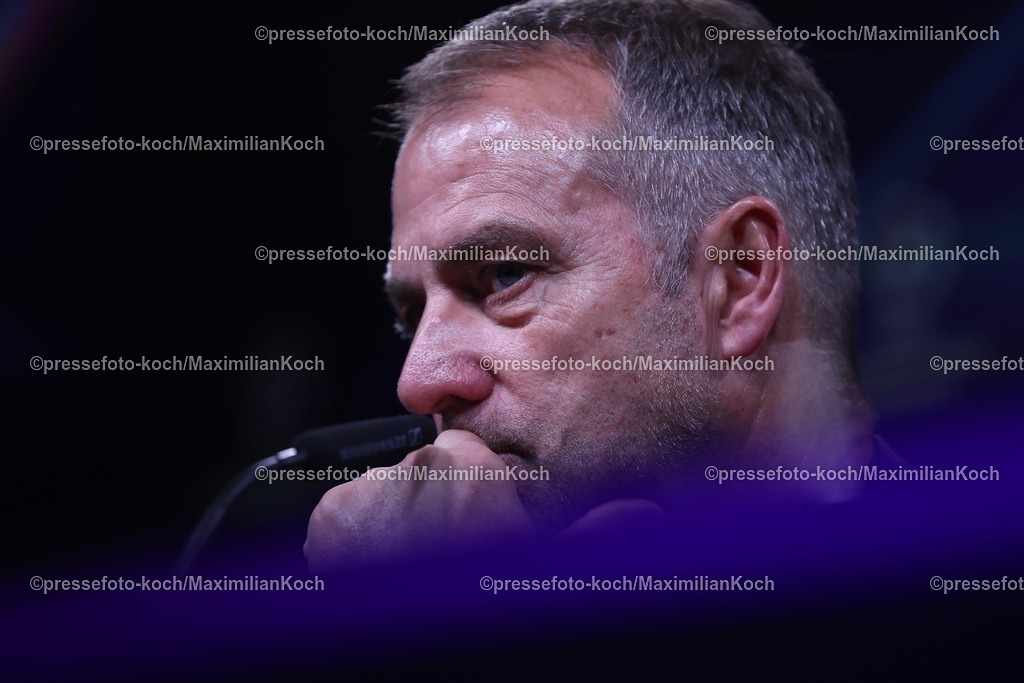 UCL1504251106 | 15.04.2025, Fußball, UEFA Champions League, Borussia Dortmund - FC Barcelona, BVB Stadion, Viertelfinale, Saison 2024 2025: Die Trainer bei der Pressekonferenz nach dem Spiel. Cheftrainer Hansi Flick (FC Barcelona #hc) Regulations prohibit any use of photographs as image sequences and or quasi-video.