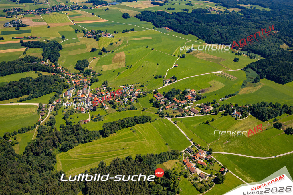 Das Luftbild zeigt : Holzhausen am Starnberger See Münsing - Die Luftaufnahme wurde 2024 vom UL-Flugzeug aus erstellt ( keine Drohne ) - Hochauflösende Luftaufnahme - Für grossformatige Ausdrucke geeignet. Die Geschenkidee !Mit Lizenz und Bildrechte bestellbar