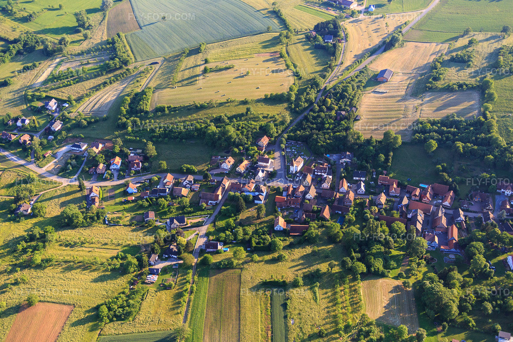 Aerial view: View of the town from the northeast in Gœrsdorf in the state Bas-Rhin, France. – Photo: IMG_080235.jpg taken on 06/05/2015 by Werner Riehm/FLY-FOTO.com – Resolution of the original: 5271 x 3514 px