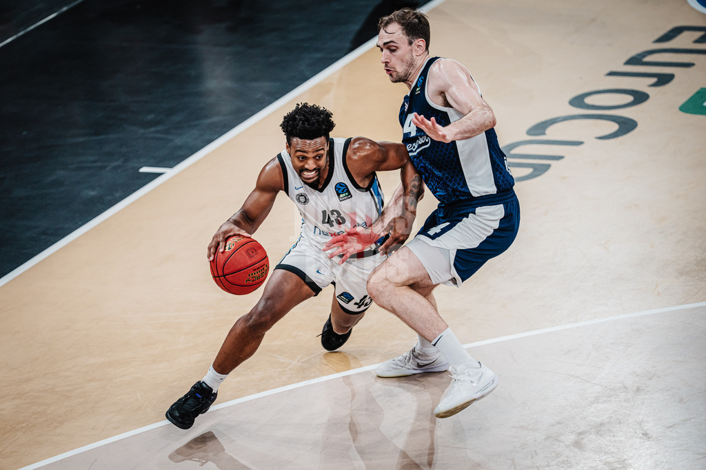 Basketball | Männer | Saison 2025/2026 | BKT EuroCup | Veolia Towers Hamburg vs. Bahcesehir College Istanbul | 14.10.2025 | v.l. Eric Reed Jr. (#43, Hamburg Towers) zieht vorbei an Tyler Cavanaugh (#34, Bahcesehir College Istanbul)