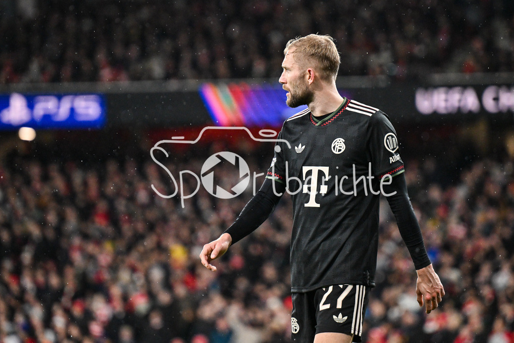 Arsenal FC - FC Bayern München | LONDON, ENGLAND - 26. NOVEMBER: im Bild ein niedergeschlagener Konrad LAIMER (FC Bayern Munich 27) nach seiner Auswechslung / Einzelfoto / Freisteller beim Ligaspiel zwischen Arsenal London und dem FC Bayern München am 5. Spieltag der UEFA Champions League im Emirates Stadium am 26.11.2025