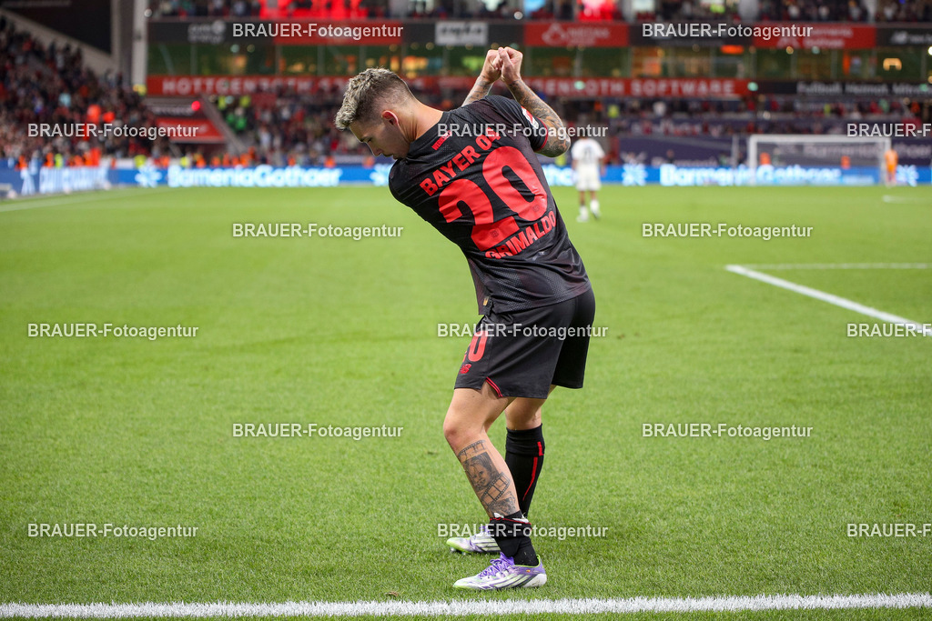 Bayer 04 Leverkusen vs Eintracht Frankfurt - Bundesliga  | Leverkusen, Deutschland, 12.09.25:   Alejandro Grimaldo (Bayer 04 Leverkusen) Torjubel, jubelt nach seinem Treffer zum 3:1 waehrend des Spiels der Bundesliga zwischen  Bayer 04 Leverkusen vs Eintracht Frankfurt in der BayArena(Foto von Brauer-Fotoagentur / Adrian Schlueter)