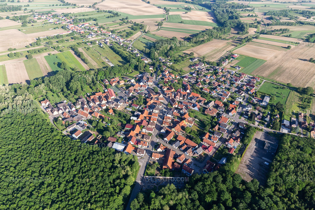 Aerial view: Forest areas and woodlands surround the settlement area of the village in Schaffhouse-pres-Seltz. in Schaffhouse-près-Seltz in the state Bas-Rhin, France. – Photo: IMG_115023.jpg taken on 06/01/2019 by Werner Riehm/FLY-FOTO.com – Resolution of the original: 5472 x 3648 px
