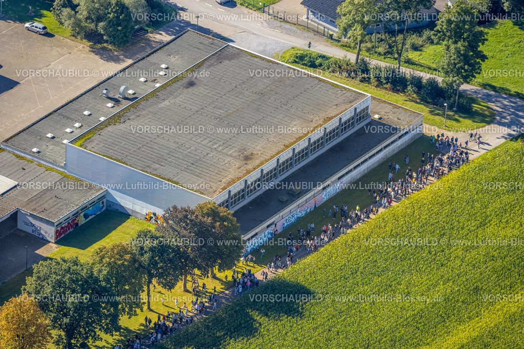 Balve230907837 | Luftbild, SchÃ¼ler an der Sporthalle Am Krumpaul, Balve, Sauerland, Nordrhein-Westfalen, Deutschland