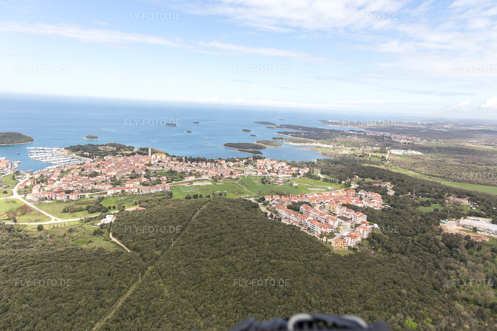 Luftbild: Ortsansicht in Vrsar im Bundesland Gespanschaft Istrien in Kroatien. – Foto: IMG_105937.jpg vom 13.04.2018 durch Werner Riehm/FLY-FOTO.de – Auflösung des Originals: 5472 x 3648 px