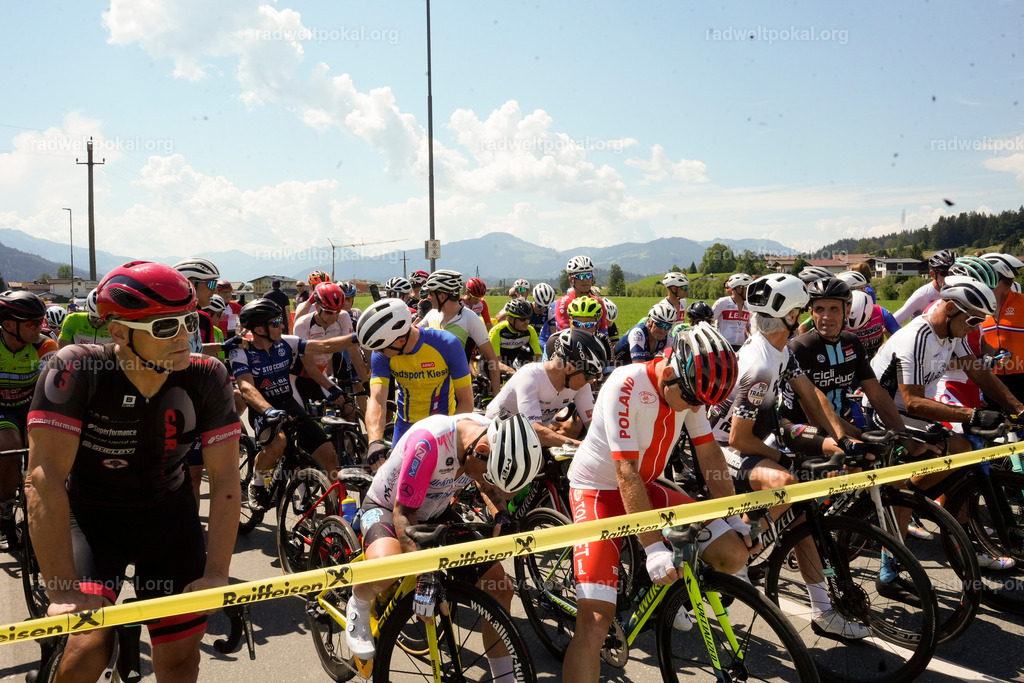 302_20230817_Bewerb_Maenner_Muehlanger | AUT - OESTERREICH, 2023-08-16: SPORT RENNRAD-FAHREN - 55. INTERNATIONALER RADWELTPOKAL IN ST. JOHANN IN TIROL  - Vintage-Radrennen mit WM-Bronze-Medaillen-Siegerin Christina Schweinberger, den Teilnehmer und Alexander Baumann (vom Orginastions-Team) - TAG 2 BEWERB MAENNER IN SECHS GRUPPEN  ; Foto: Roland Muehlanger
