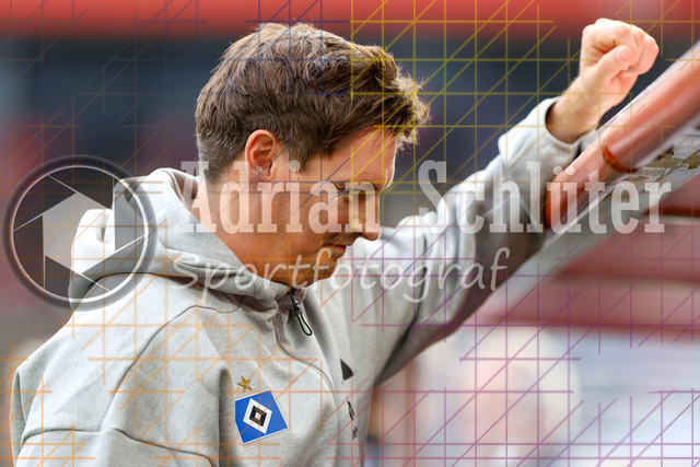 1. FC Köln vs Hamburger SV - 1. Bundesliga  | Köln, Deutschland, 02.11.25:   Trainer Merlin Polzin (Hamburger SV) schaut waehrend des Spiels der Bundesliga zwischen  1. FC Köln vs Hamburger SV in der RheinEnergieStadion(Foto von Brauer-Fotoagentur / Adrian Schlueter)