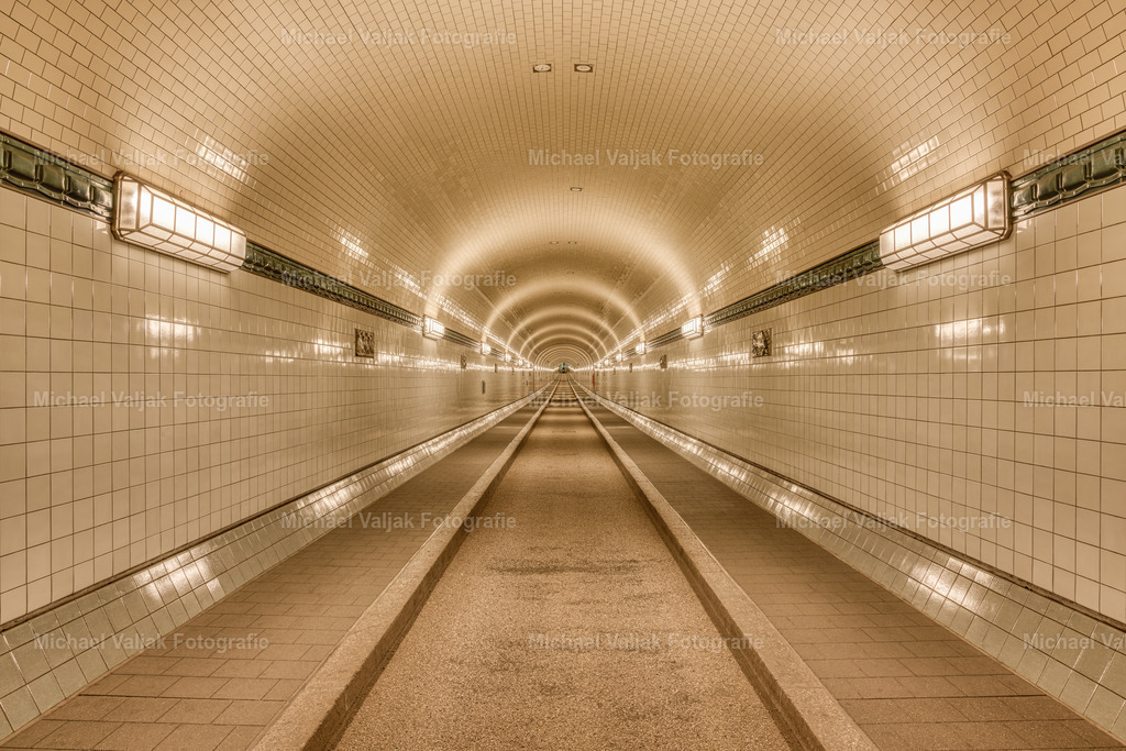 Alter Elbtunnel in Hamburg | Der Alte Elbtunnel verbindet unterhalb der Norderelbe auf einer Länge von 426,5 m die Landungsbrücken in Sankt Pauli mit der Elbinsel Steinwerder. Er steht unter Denkmalschutz und ist ein historisches Wahrzeichen der Hansestadt Hamburg. - Realized with Pictrs.com