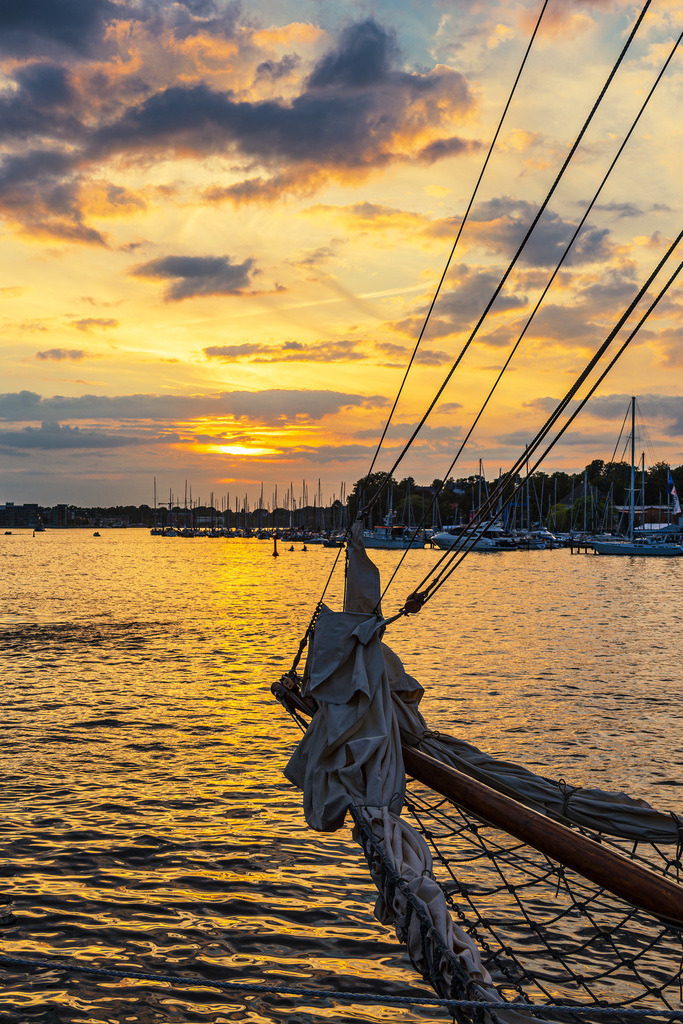 Segelschiffe auf der Warnow im Sonnenuntergang während der Hanse Sail in Rostock | Segelschiffe auf der Warnow im Sonnenuntergang während der Hanse Sail in Rostock.
