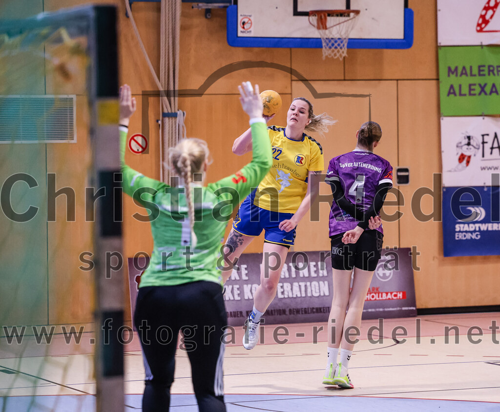 2025-02-15_001_SpVgg_Altenerding_gegen_MTV_Pfaffenhofen | Erding, Deutschland, 15.02.2025:Handball, Bezirksoberliga Frauen Altbayern 2024 / 2024, 14. Spieltag, SpVgg Altenerding gegen MTV Pfaffenhofen, Endergebnis: 27:23Torfrau Hanna Obermair (SpVgg Altenerding, #1), Daniela Reiher (MTV Pfaffenhofen, #22), Greta Felbinger (SpVgg Altenerding, #4)Foto: Christian Riedel / fotografie-riedel.net