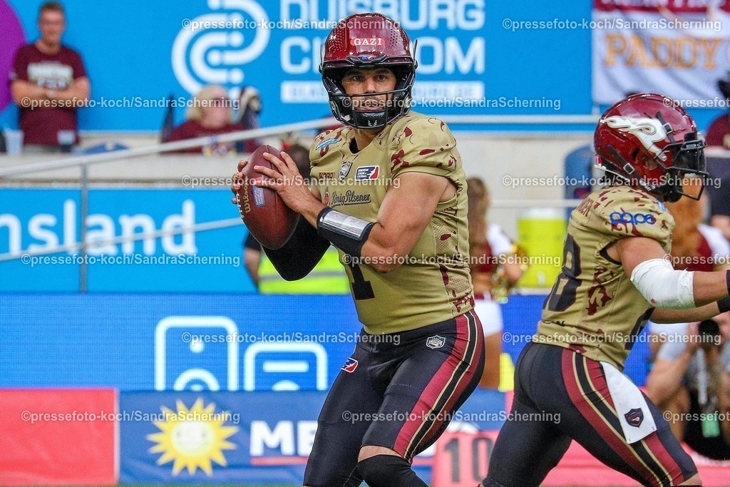 xSSC27072501030 | 27.07.2025, xsscx, American Footballl, Rhein Fire - Berlin Thunder, EFL, Schauinsland-Reisen-Arena, Saison 2025: Quarterback Chad Jeffries (1) von Rhein Fire   