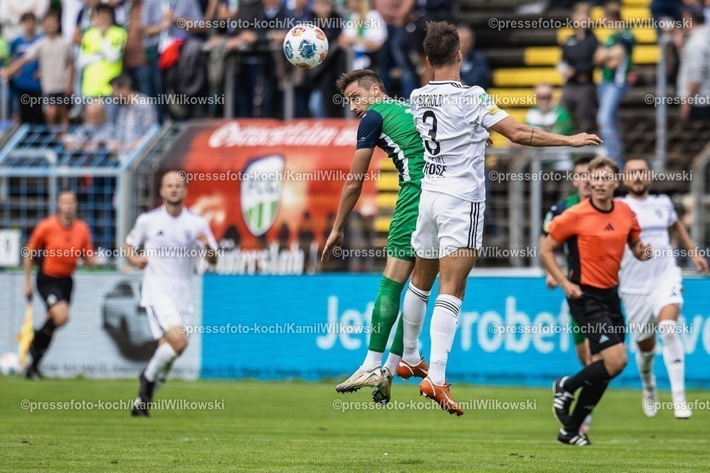 xKWI02082501039 | 02.08.2025, xkwix, Fußball, Regionalliga West, FC Gütersloh - 1. FC Bocholt, Ohlendorf Stadion im Heidewald: Patrik Twardzik ( FC Gütersloh #18 ) im Zweikampf gegen Julian Riedel (1.FC Bocholt #3) 