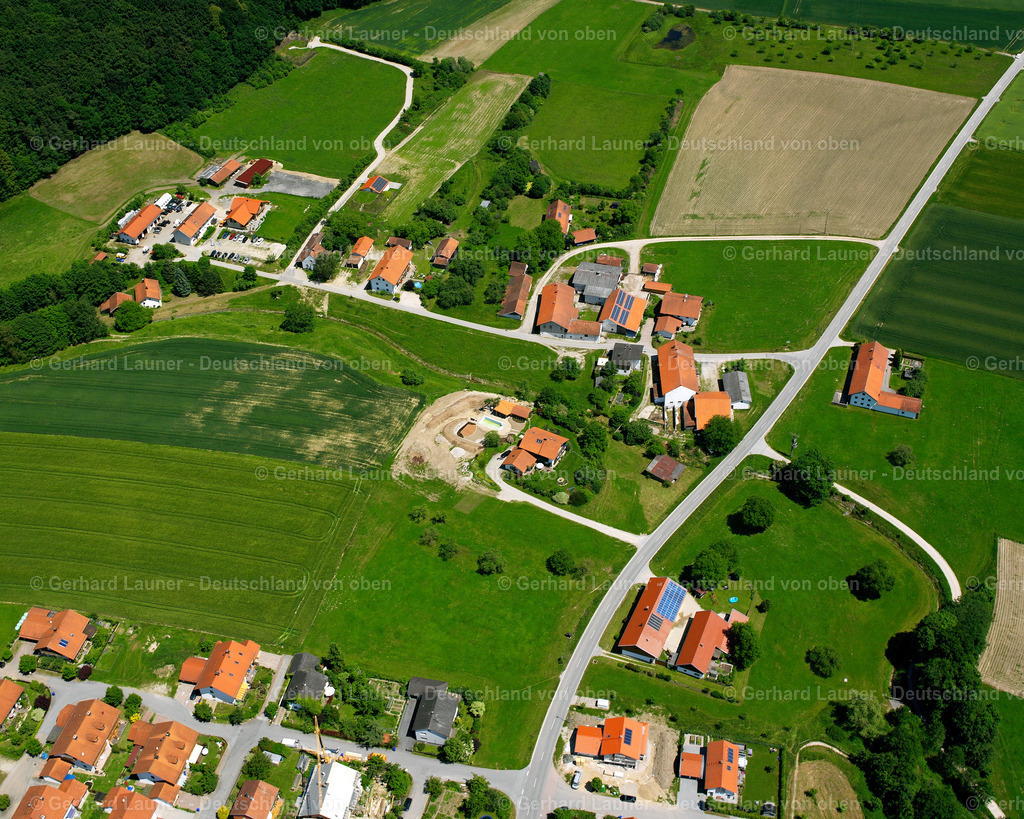 2600633 | STEINBACH 09.06.2006 Landwirtschaftliche Nutzflächen und Feldgrenzen  umsäumen das Siedlungsgebiet des Dorfes in Steinbach im Bundesland Bayern, Deutschland // Agricultural land and field boundaries surround the settlement area of the village  in Steinbach in the state Bavaria, Germany Foto: Gerhard Launer