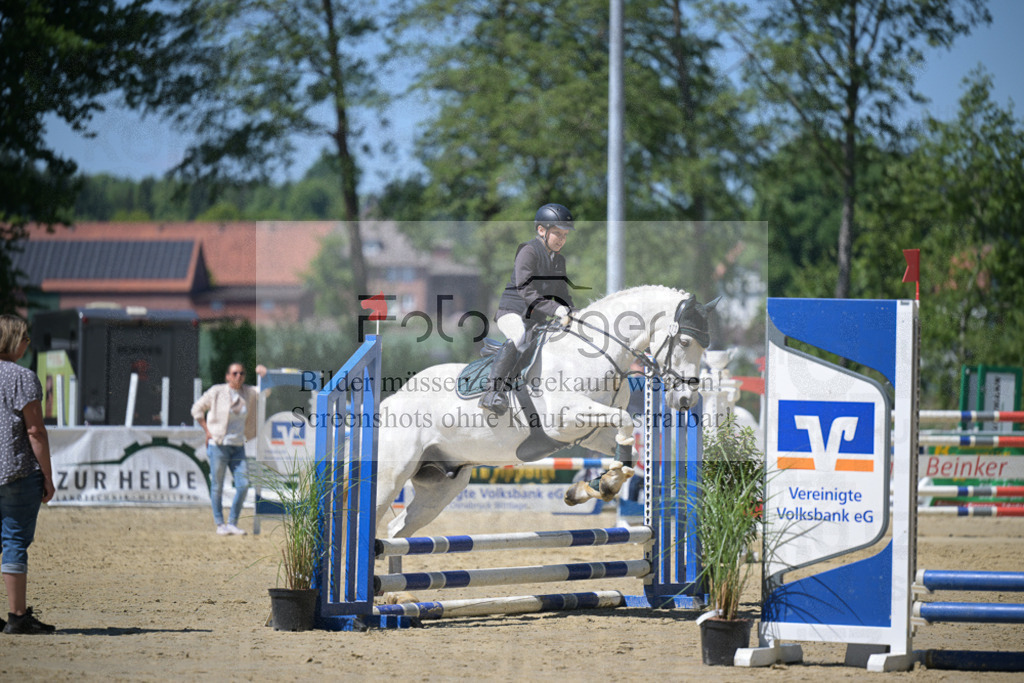 DOS_9670 | Entdecke hochwertige Reitturnierfotos von Foto Oger. Professionell, emotional und authentisch – jetzt Lieblingsmomente im Shop bestellen.Deutschlandweite Turnierfotografie. - Realisiert mit Pictrs.com