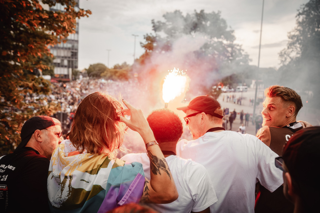 FCSP_20MEISTERFEIER-191 | Der offizielle Shop für FC St. Pauli Fotos. Wähle aus Spielszenen & Fanmomenten dein FCSP Wunschformat. Wir liefern Millerntor-Atmosphäre.