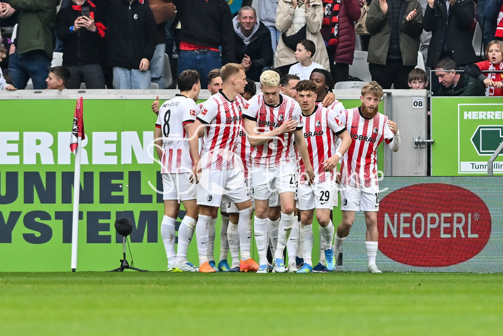 SC Freiburg - FC Bayern München | FREIBURG, GERMANY - 04. APRIL: Jubel der Freiburger nach dem Treffer zum 1-0 durch Johan MANZAMBI (SC Freiburg 44) / Tor / Torschuetze / Freude / Happy während dem Bundesligamatch zwischen dem SC Freiburg und dem FC Bayern München am 28. Spieltag im Europa-Park Stadion / DFL REGULATIONS PROHIBIT ANY USE OF PHOTOGRAPHS AS IMAGE SEQUENCES AND/OR QUASI-VIDEO