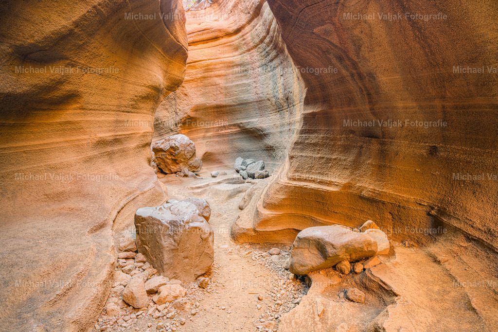 Barranco de las Vacas auf Gran Canaria | Der Barranco de las Vacas auf Gran Canaria ist ein faszinierendes Naturwunder, das mit seinen geschwungenen Sandsteinformationen an die berühmten Slot Canyons in den USA erinnert. Die warmen Erdtöne und die einzigartigen Felsstrukturen machen ihn zu einem beliebten Fotomotiv für Reisende und Naturliebhaber. - Realisiert mit Pictrs.com