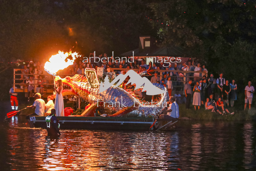 OE7A2779 | Feuerspeiend und mit viel Rauch kündigt er traditionell als Schlusspunkt das nahende Ende der Gondelfahrt an – der Pfahldrache.
