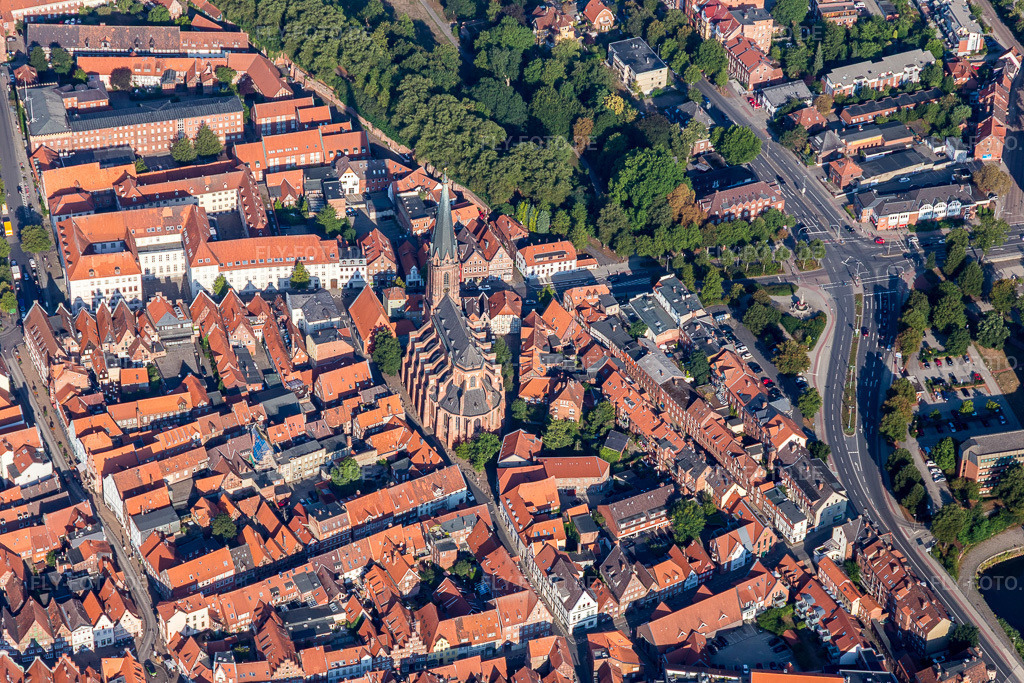 Luftbild: Kirchengebäude St. Nicolai im Altstadt- Zentrum der Innenstadt in Lüneburg im Bundesland Niedersachsen in Deutschland. Foto: IMG_110396.jpg vom 18.08.2018 durch Werner Riehm/FLY-FOTO.de