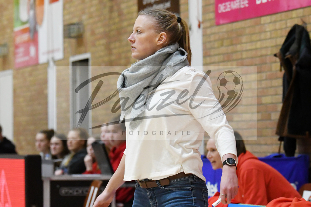 20200209_PAOEBS_0040 | Basketball, Frauen: Trainerin / Headcoach Constanze Wegner (Panthers Academy Osnabrueck) schaut waehrend des Spiels der 2. DBBL zwischen Panthers Academy Osnabrueck und Eintracht Braunschweig im datos – home of the panthers am 09.02.2020 in Osnabrueck, Deutschland. - Realisiert mit Pictrs.com