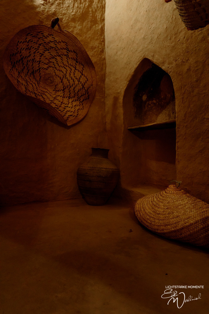 Residenz Bait Al Ghasham, Oman | Herzlich willkommen auf meiner Seite! Ich bin Elke Wallnisch, Deine Fotografin für lichtstarke Momente. Der Name steht für alles, was mich mit der Fotografie verbindet: Das Licht und seine machtvolle Wirkung auf eine Situation oder unsere Stimmung - Realisiert mit Pictrs.com