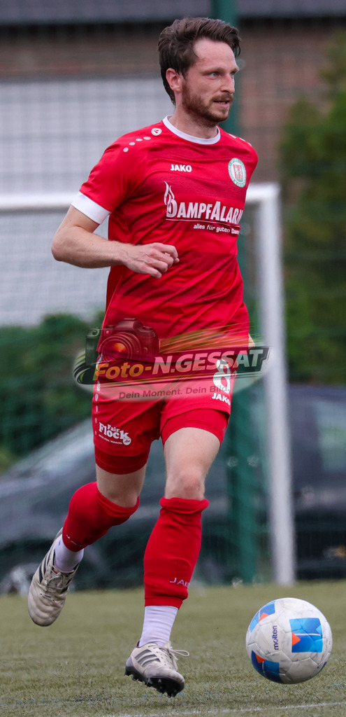 Bünder SV - TV Elverdissen | Auf dem Bild zu sehen: rot Bünder SV: Denis MüllerBünder SV, TV Elverdissen, Saison 26/27, Kreisliga A, Bünde, Deutschland - Realisiert mit Pictrs.com
