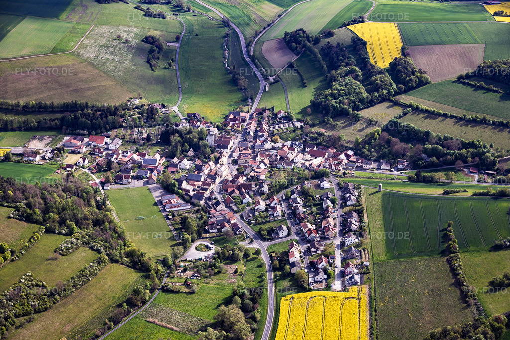 Luftbild: Ortsansicht von Südwesten im Ortsteil Hundsbach in Eußenheim im Bundesland Bayern in Deutschland. – Foto: IMG_156120.jpg vom 03.05.2026 durch Werner Riehm/FLY-FOTO.de – Auflösung des Originals: 6000 x 4000 px