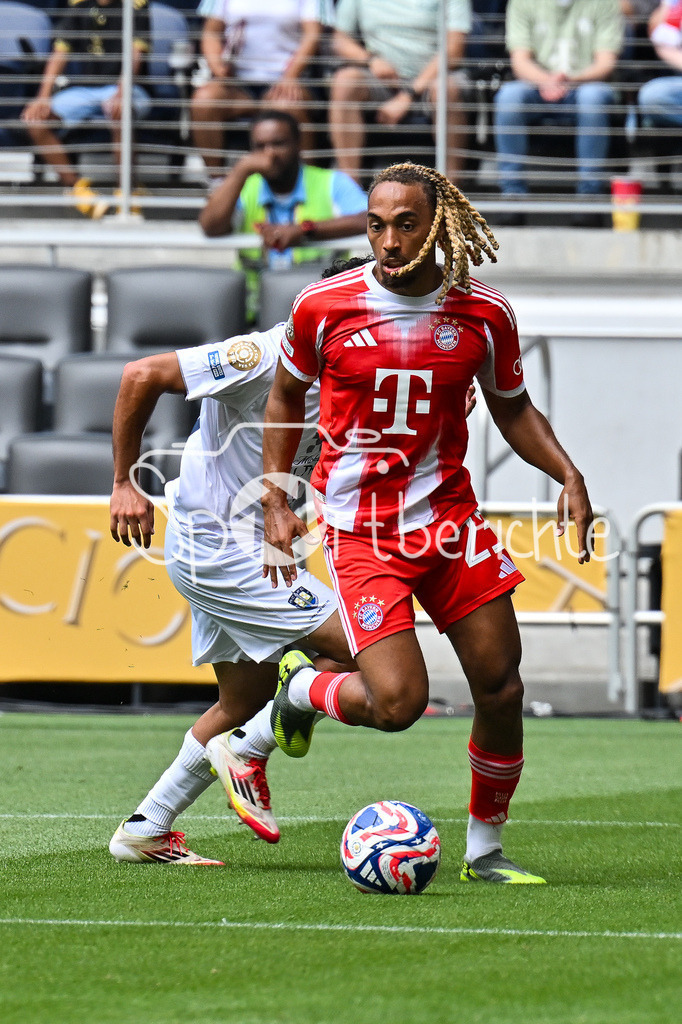 FC Bayern München - TQL Stadium | im Bild Sascha BOEY (FC Bayern Muenchen 23), der sich im eigenen Strafraum durchsetzt / FIFA Club World Cup: FC Bayern Muenchen - Auchkland City FC, TQL Stadium am 15.06.2025 / BLD / ZDF / NOT FOR SALE IN USA
