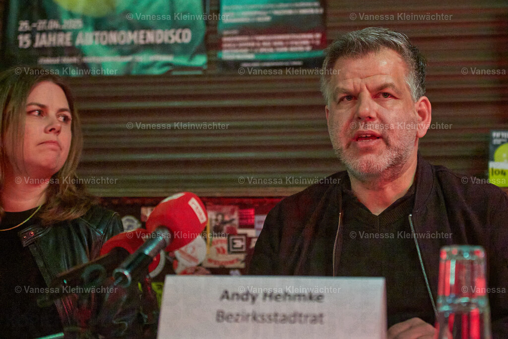 250403_GrundsteuerPK_10 | Pressekonferenz am 03.04.2025 im ://about blank: "Erhöhung der Grundsteuer belastet Pächter*innen öffentlicher Grundstücke in Friedrichshain-Kreuzberg und gefährdet die Clubkultur". Mit Bezirksbürgermeisterin Clara Herrmann, Bezirksstadtrat Andy Hehmke, Eka Neumann vom YAAM und Manu vom Neue Zukunft. - Realisiert mit Pictrs.com