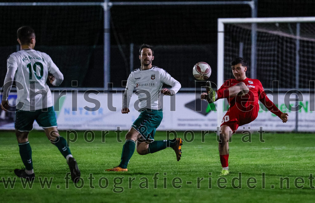 2024-03-28_024_FC_Schwaig_gegen_VfB_Forstinning | Oberding, Deutschland, 28.03.2024:
Fußball, Landesliga Südost 2023 / 2024, 27. Spieltag, FC Schwaig gegen VfB Forstinning, Endergebnis: 2:1

Vincent Sommer (FC Schwaig, #10), Nils Ehret (FC Schwaig, #25), Felix Breuer (VfB Forstinning, #30)

Foto: Christian Riedel / fotografie-riedel.net