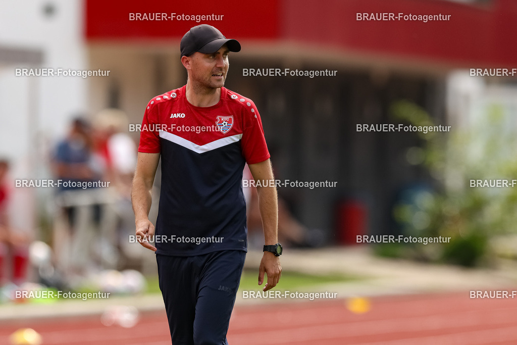 1_SVSKFC_20250726_1194.JPG -  - SV Schermbeck - KFC Uerdingen  - Testspiel | Schermbeck, Deutschland, 26.07.25: Trainer Julian Stöhr (KFC Uerdingen) schaut während des Testspiel Spiels zwischen SV Schermbeck - KFC Uerdingen  in der Volksbank Arena am 26. July 2025 in Schermbeck, Deutschland. (Foto von Stefan Brauer/Brauer-Fotoagentur)