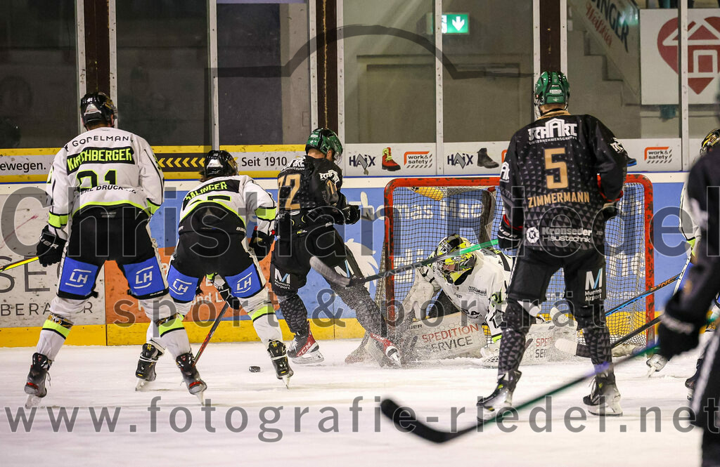 2024-02-23_071_TSV_Erding_gegen_ERSC_Amberg | Erding, Deutschland, 23.02.2024:
Eishockey, Bayernliga Playoffs 2023 / 2024, 3. Spieltag, TSV Erding gegen ERSC Amberg, Endergebnis: 2:3 n. V.

Leon Abstreiter (Erding Gladiators, #72), Torwart Timon Bätge (ERSC Amberg, #31), Florian Zimmermann (Erding Gladiators, #5)

Foto: Christian Riedel / fotografie-riedel.net