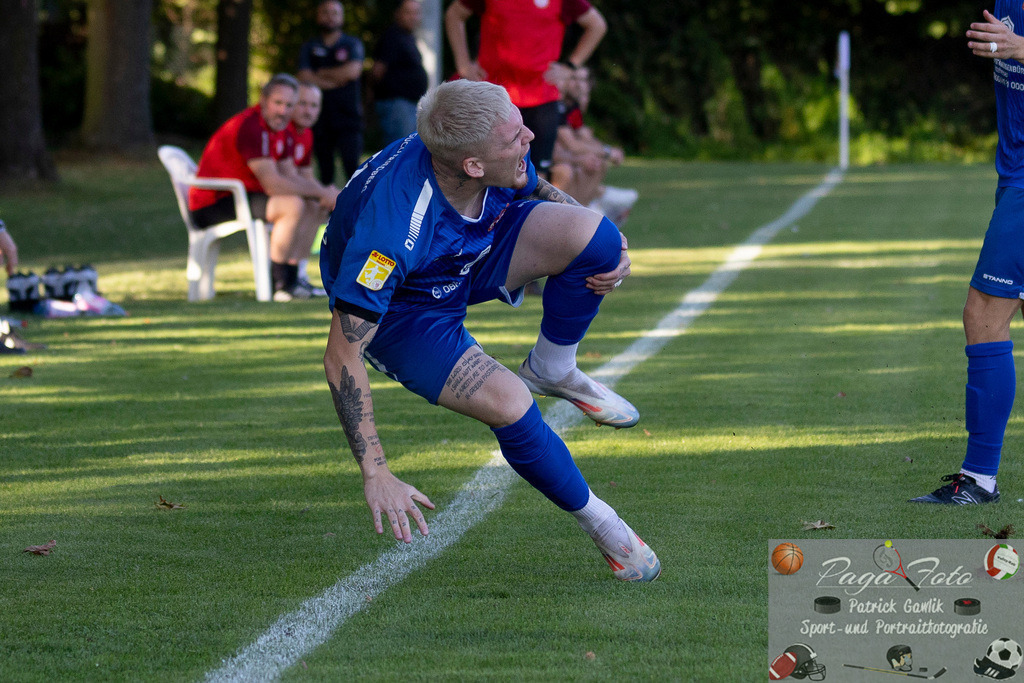 Hessenliga: Türk Gücü Friedberg - FC Eddersheim, 09.08.2024 | Nicola Jürgens (Türk Gücü Friedberg #9) verletzt sich früh am Knie, Türk Gücü Friedberg - FC Eddersheim, Friedberg, Städtischer Sportplatz, 9.8.2024 - Realisiert mit Pictrs.com