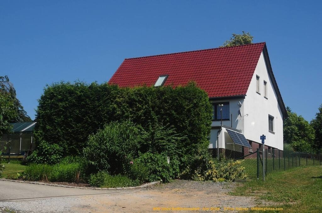 Geißmannsdorf-2026-Ortsbilder-503 | Geißmannsdorf bei Bischofswerda im Sommer 2026. Ein fotografischer Streifzug durch das Dorf Geißmannsdorf, mit Gebäuden, Straßen, Strohpuppen und geschmückten Vorgärten und Grundstücken anlässlich der 800-Jahr-Feier von Geißmannsdorf im Juni 2026 - Realisiert mit Pictrs.com