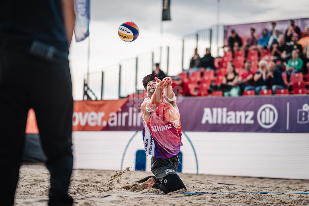 Sportart | Geschlecht | Saison 2022/2023 | Liga | Team1 vs. Team2 | TT.MM.JJJJ | Manuel Harms nimmt den Ball an