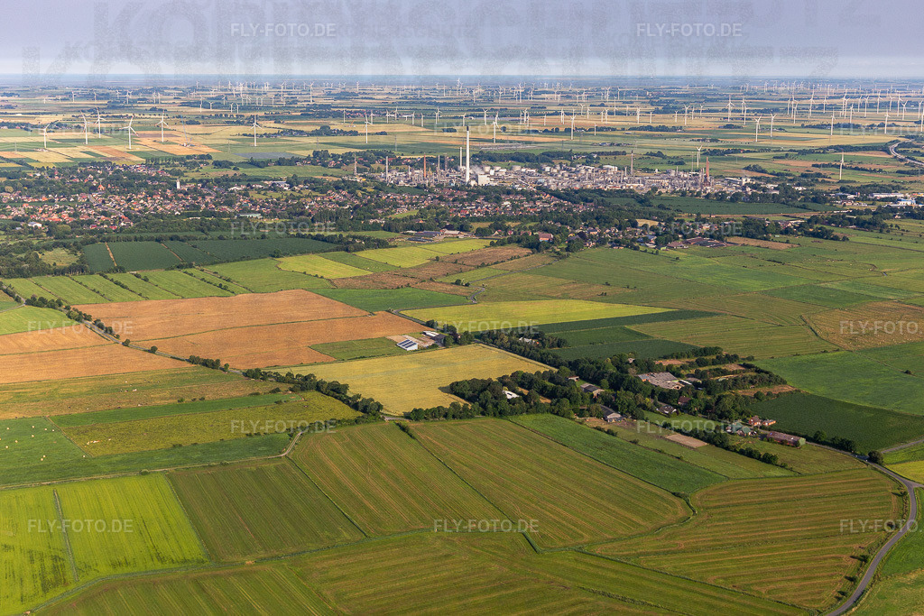Ortsansicht | Luftbild: Ortsansicht im Ortsteil Braaken in Hemmingstedt im Bundesland Schleswig-Holstein in Deutschland. Foto: IMG_0007136.jpg vom 11.07.2021 durch Werner Riehm/FLY-FOTO.de - Realisiert mit Pictrs.com